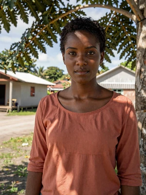 Patrice, 29, Vincentian woman from Calliaqua under breadfruit tree in Caribbean village - Latin 312 verified profile