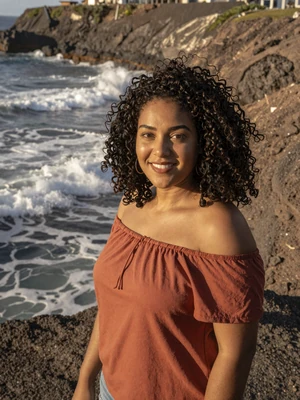 Kiara, 29, Puerto Rican woman from Arecibo with curly hair at coastal cliff - Latin 312 verified profile