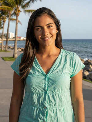 Yaritza, 26, Puerto Rican woman from San Juan with dark hair at waterfront promenade - Latin 312 Dating verified profile